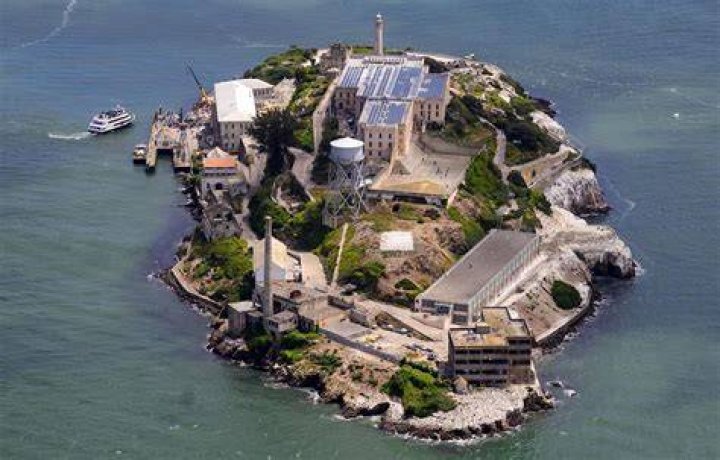 A qui appartenait Alcatraz ?