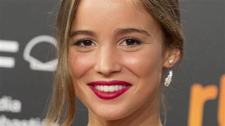 Alba Baptista consumes alcohol