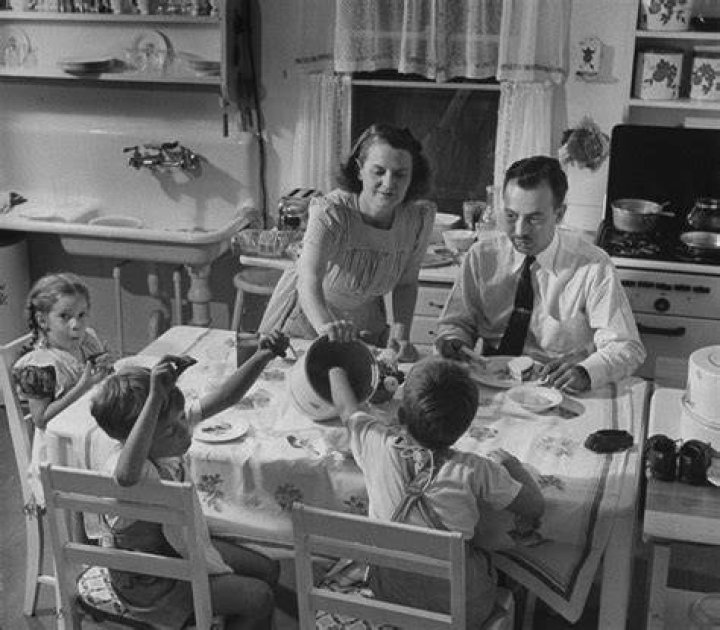 american housewife 1941 cookie serving