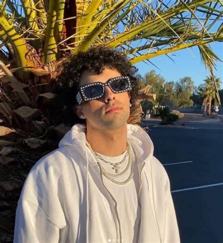 Ari Aguirre bio