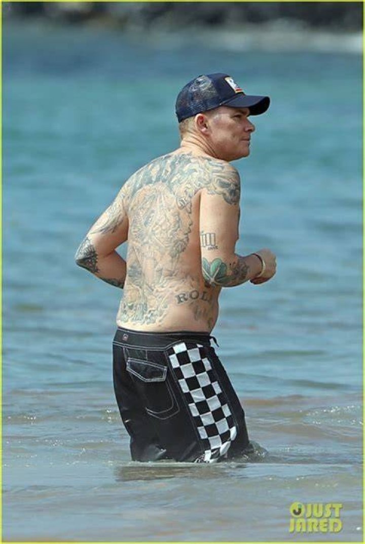Bert van Leeuwen: Wife, net worth, tattoos, smoking & body facts