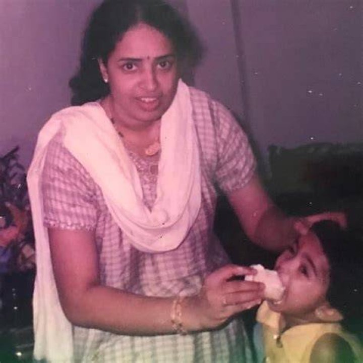 Childhood photo of Sini with her mother Hema Shetty