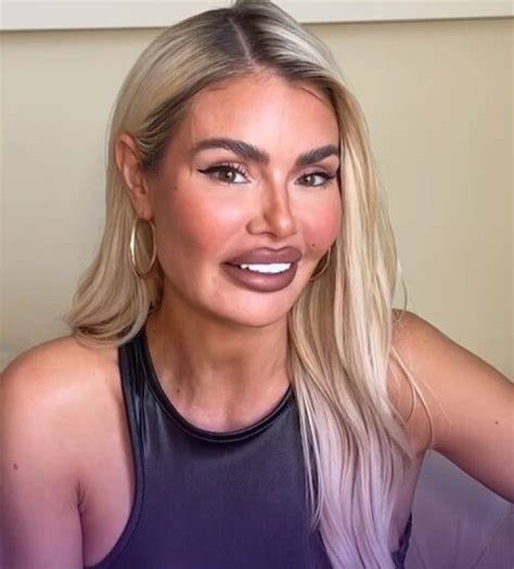 Chloe Sims old picture with her kid Madison Sims