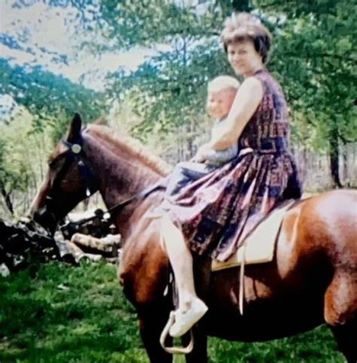 Elizabeth Sennett bio
