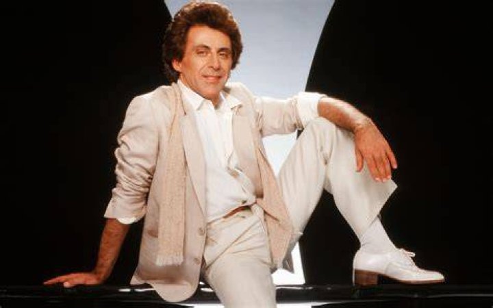 Frankie Valli: dating, net worth, tattoos, smoking & body facts