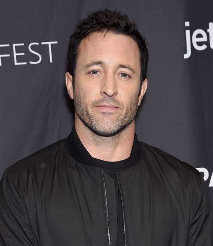 How tall is Alex O'Loughlin