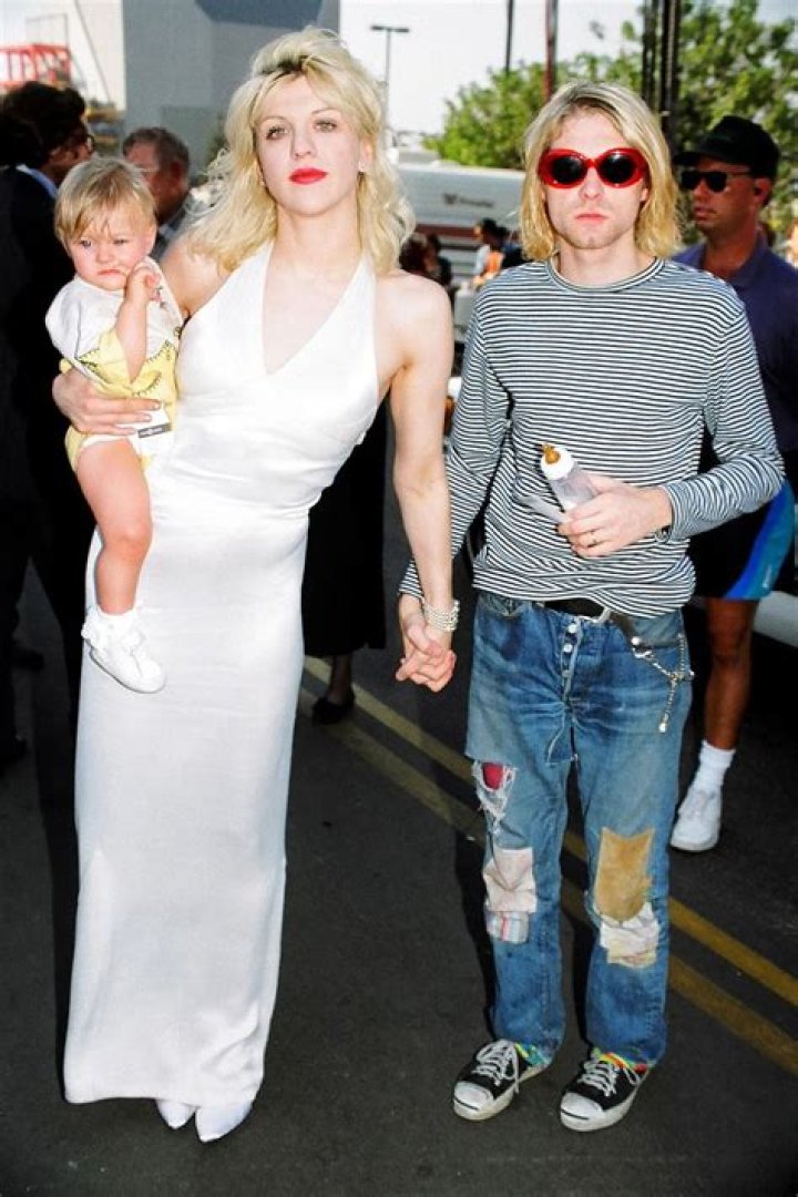 How tall is Courtney Love