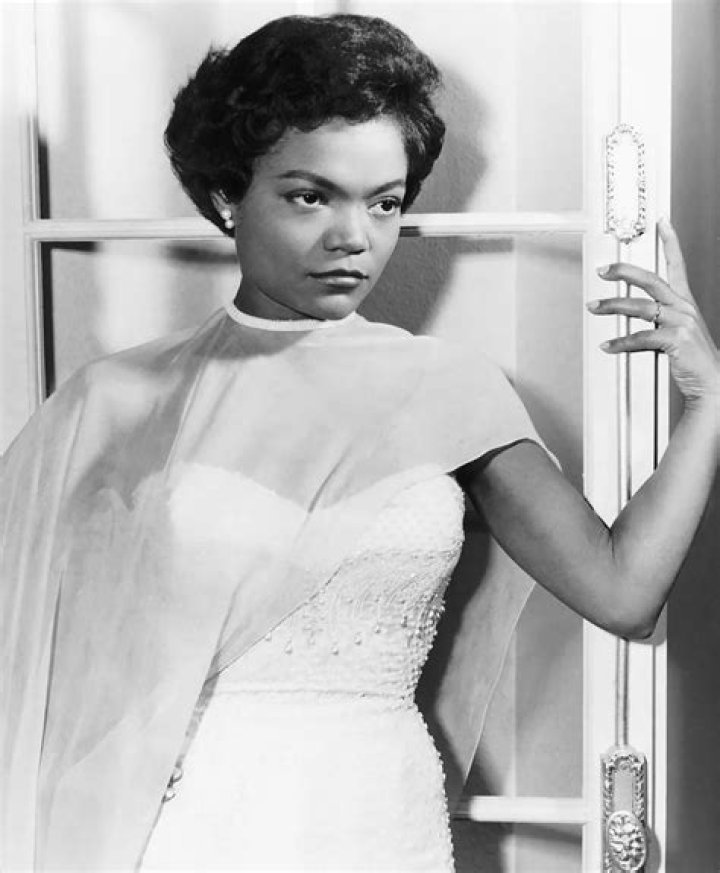 How tall is Eartha Kitt