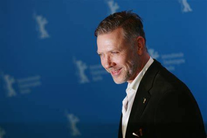 How tall is Mikael Persbrandt