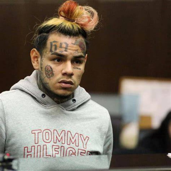 How tall is Tekashi