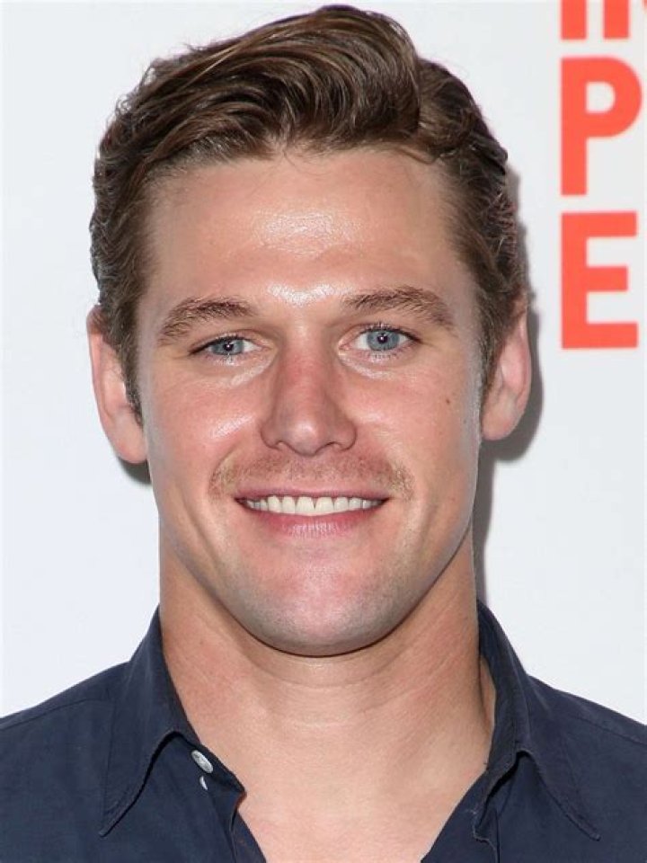 How tall is Zach Roerig