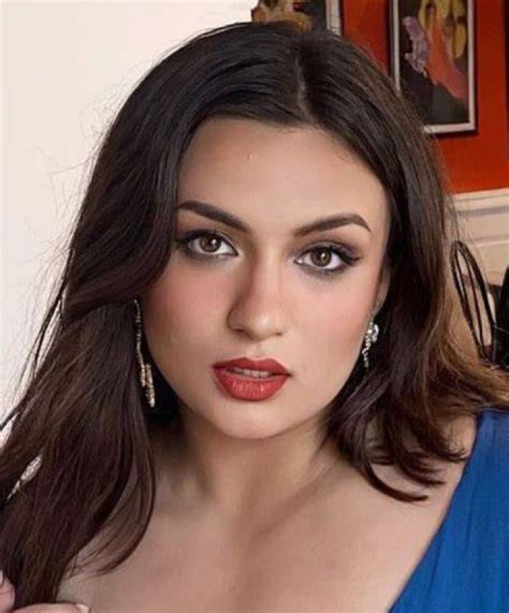 Jane Dipika Garrett height