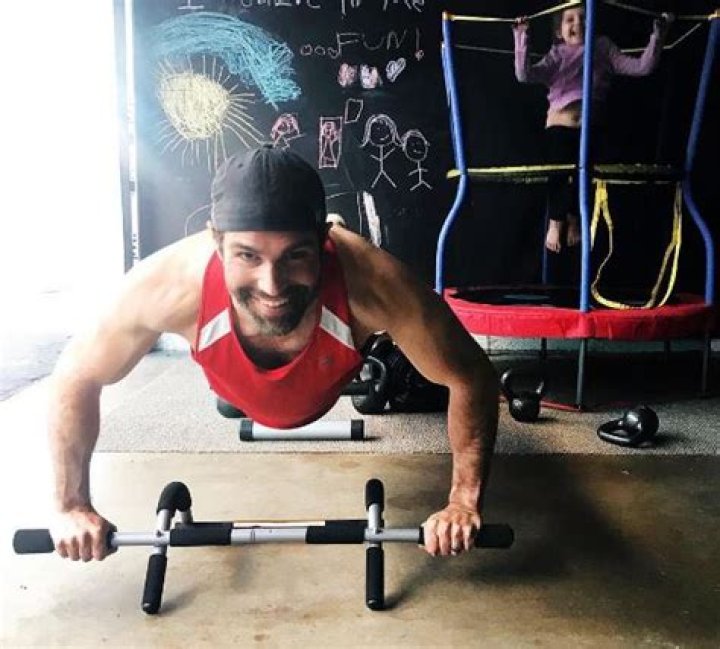 Jordi Vilasuso does workout