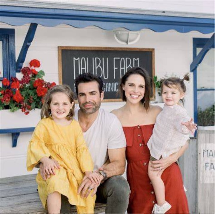 Jordi Vilasuso with his father mother brother and sister