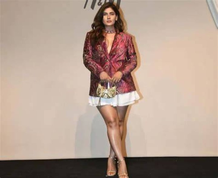 Karishma Sharma height is 5 feet 7 inches