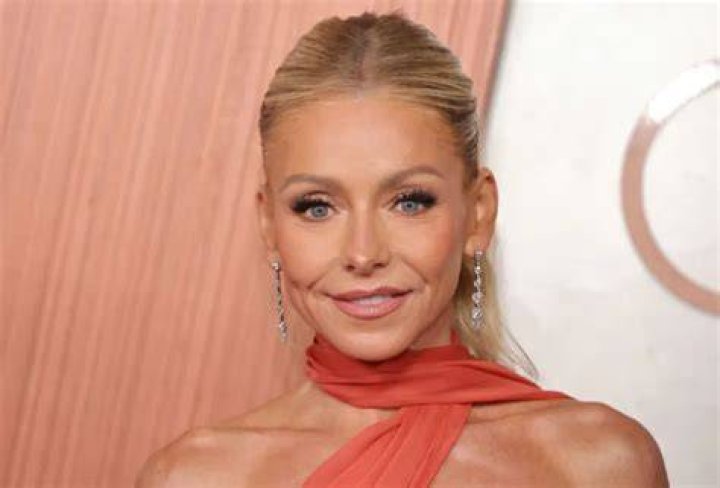 Kelly Ripa Bio, Age, Family, Career, Husband, Height, Net Worth