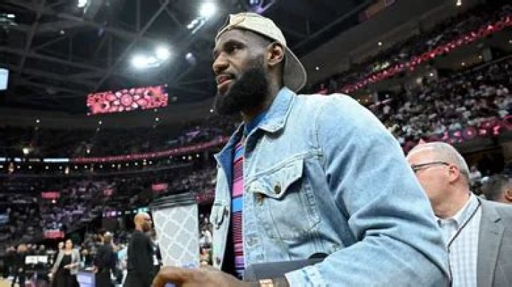 LeBron James Gets Huge Ovation And Tribute In Return To Cleveland