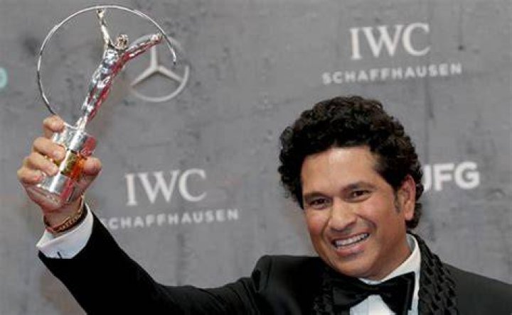 Sachin Tendulkar getting award from Atulya Mafatlal