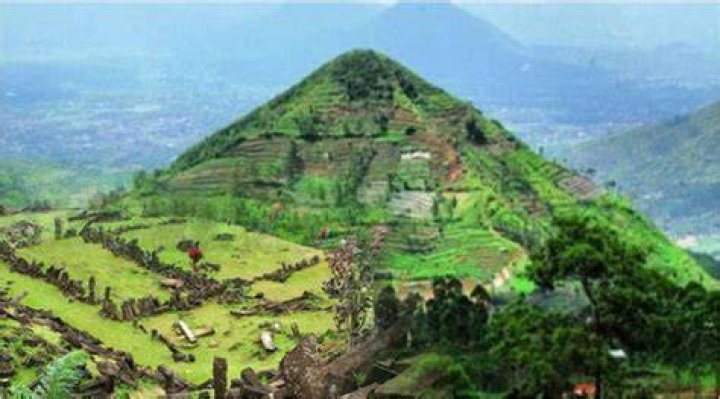 Studying Gunung Padang