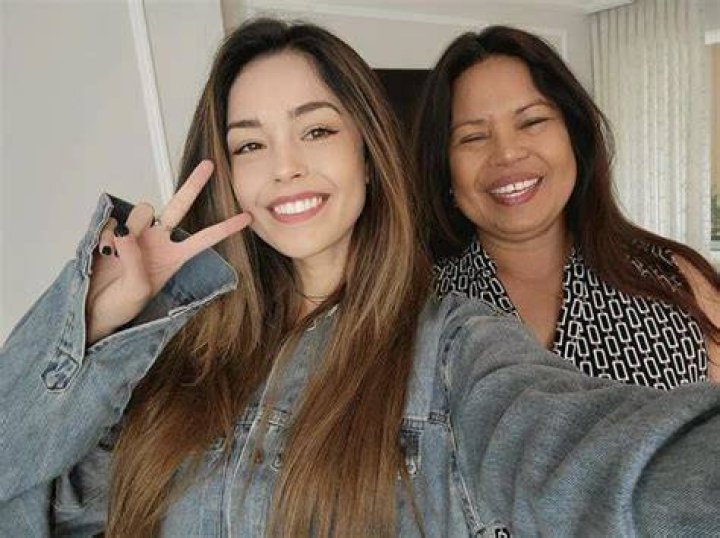 Valkyrae with her mother and sister