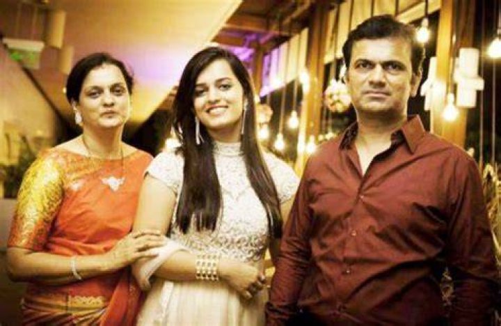 Young Shetty with her parents